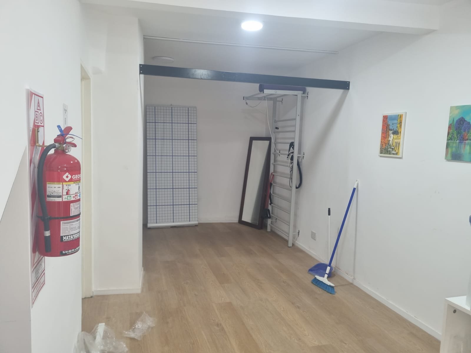 Paño divisor de ambiente en aluminio negro con vidrio